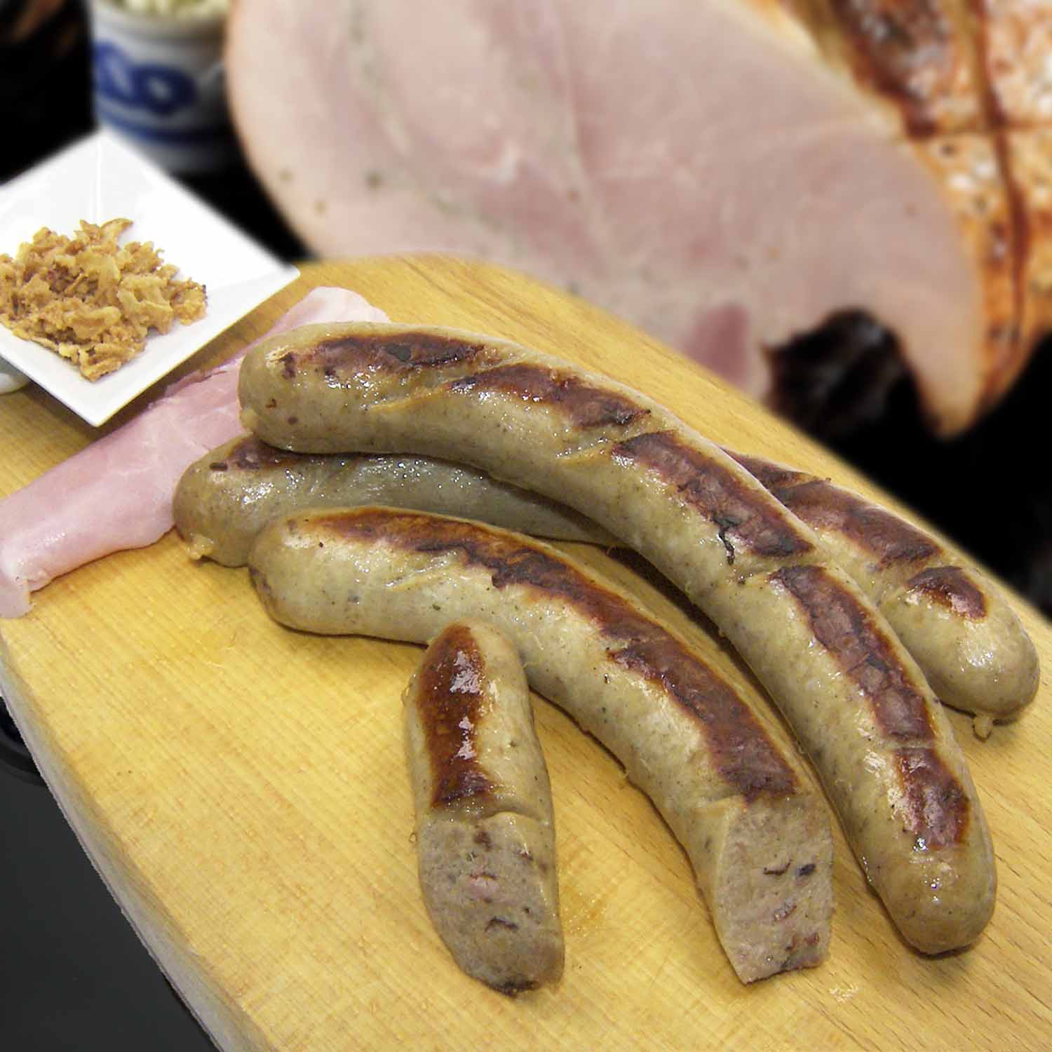 BRATWURST RÚSTICO CON LACÓN ASADO Y CEBOLLA FRITA EN TRIPA NATURAL