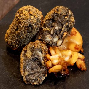 CROQUETAS SEPIA EN SU TINTA y PIMIENTO VERDE.